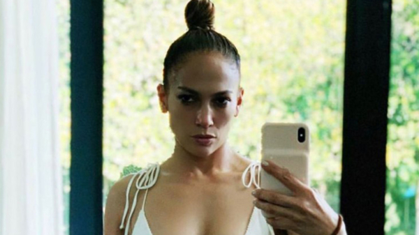 Jennifer Lopez (50) toont haar fitte lijf, het hele internet verliefd