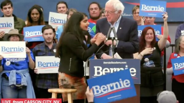 Bernie Sanders tijdens toespraak lastiggevallen door schattig melkmeisje