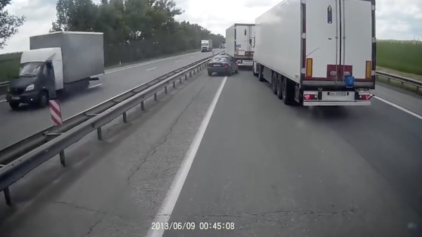 Russische automobilist die vrachtwagen remtest geeft wordt klemgereden door collega's