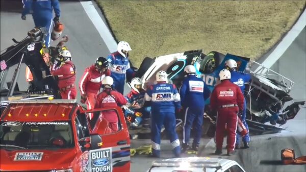 Autocoureur Ryan Newman vliegt met 352 km/h door de lucht tijdens horrorcrash in Daytona 500