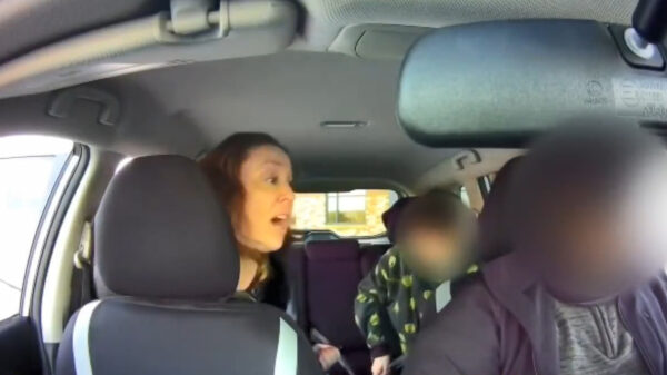 Moeder van het jaar gaat full retard als de chauffeur weigert om 15 minuten te wachten