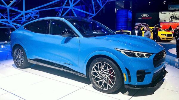 Tweakers voelt de elektrische Ford Mustang Mach-E stevig aan de tand