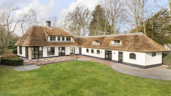 Liefhebbers van omgebouwde boerderijen opgelet: dit wordt jouw nieuwe paleisje van € 1.850.000,-