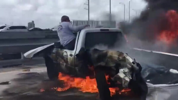 Twee helden redden man uit brandende auto, 20 omstanders doen niets anders dan filmen