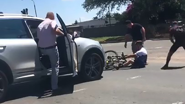 Wielrenner wordt aangereden en raakt verwikkeld in een road rage met automobilist