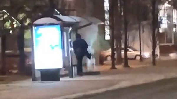 Ruziezoekend drankorgel sloopt bushokje met een achterwaartse karatetrap