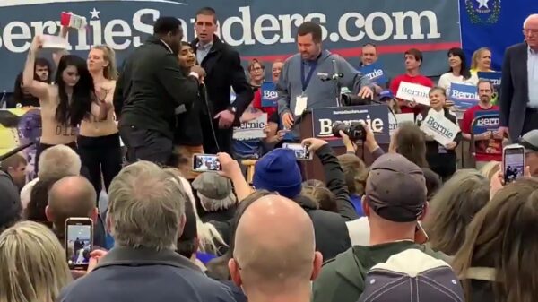 Topless veganisten verstoren toespraak Bernie Sanders