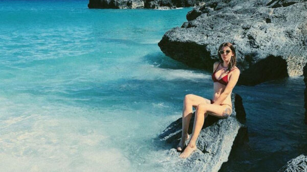 Zeemeermin poseert voor de perfecte vakantiefoto bij de zee