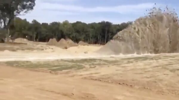 Anime-karakters die de grond raken