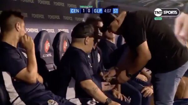 Rara, wat krijgt Maradona hier toegeschoven tijdens een live voetbalwedstrijd?