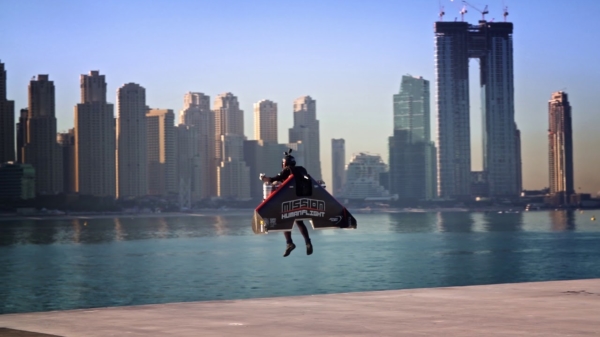 Jetpackprofessional Vince Reffet ging een stukje vliegen in het altijd spectaculaire Dubai