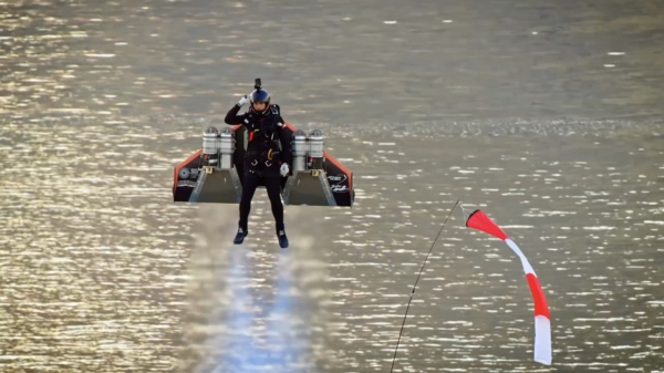 Jetpackprofessional Vince Reffet ging een stukje vliegen in het altijd spectaculaire Dubai