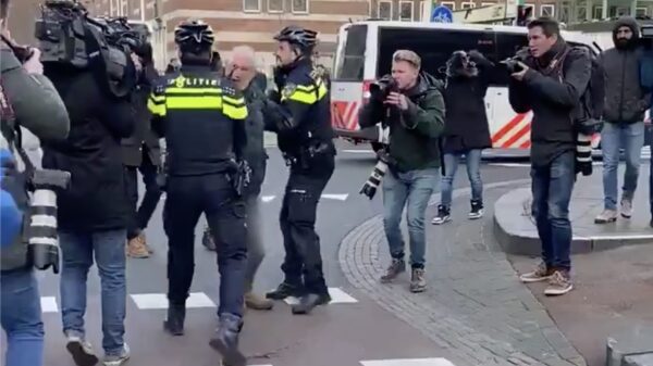 Sfeer wordt grimmig: 'politie gebruikt geweld tegen 19-jarige' en boze boer wordt afgevoerd