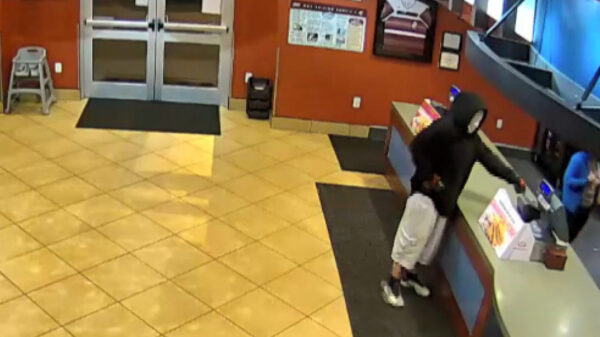 Gewapende overvaller stapt restaurant binnen waar toevallig twee politieagenten romantisch dineren