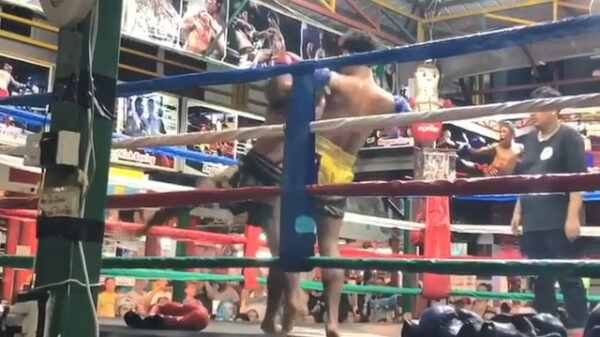 Wacht ff, eerst even mijn tegenstander de ring uit trappen