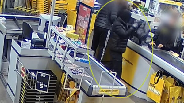 Gewapende man overvalt Jumbo in Duiven en bezorgt 17-jarige kassamedewerker trauma