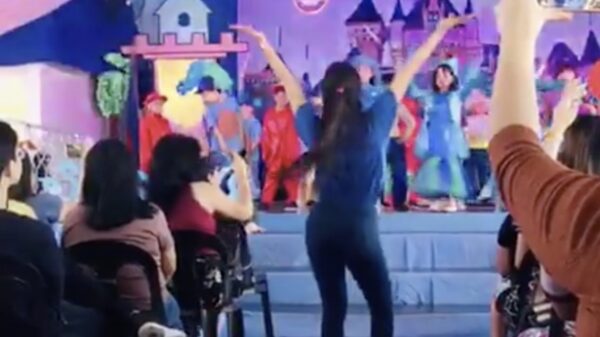 Papa geniet met volle teugen van de schoolvoorstelling van zijn dochter