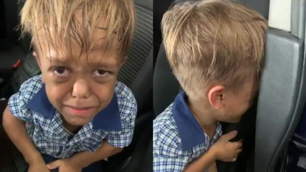 Gefrustreerde moeder filmt haar zoontje met dwerggroei nadat 'ie weer gepest is