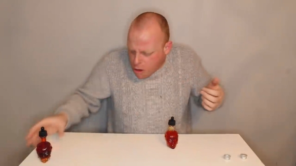 Tiny Tim heeft de nodige moeite om in zijn rol te blijven als hij een Carolina Reaper eet