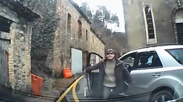 Vrouw wordt pislink als d'r driftige vent weer eens in een road rage belandt