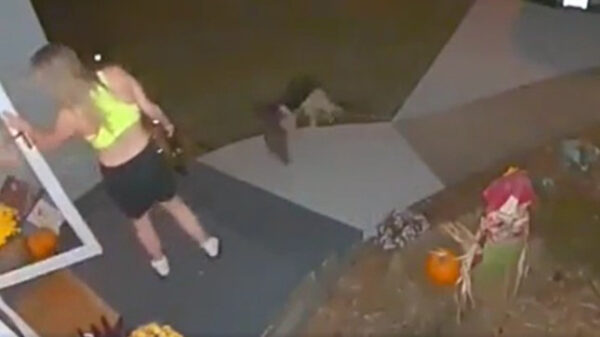 Juffie verliest haar slippers als ze de hond uitlaat