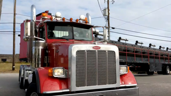 Vrachtwagenchauffeur rijdt rond met 's werelds grootste en 50 ton wegende BBQ