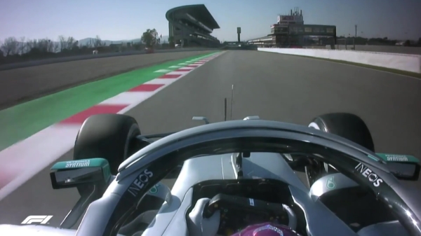Whut: Mercedes verandert op volle snelheid hoek van de wielen door stuur uit te trekken