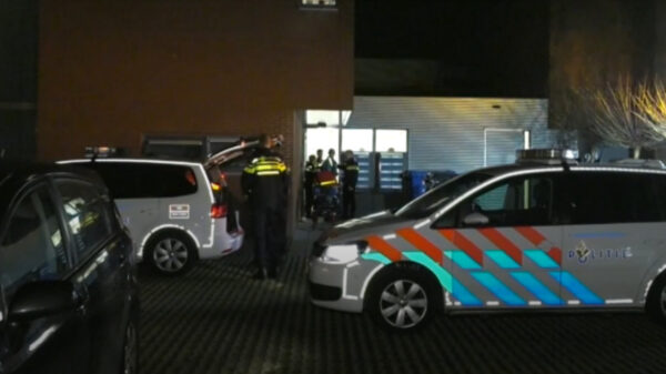 Vrouw schreeuwt om hulp na dodelijke steekpartij: politie komt pas na drie keer 112 bellen