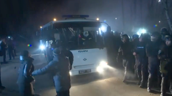 Oekraïners gooien stenen naar bus vol 'corona-vluchtelingen' en proberen ziekenhuis in brand te steken
