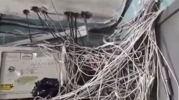Een sterk staaltje professioneel kabelmanagement in een Russisch appartement
