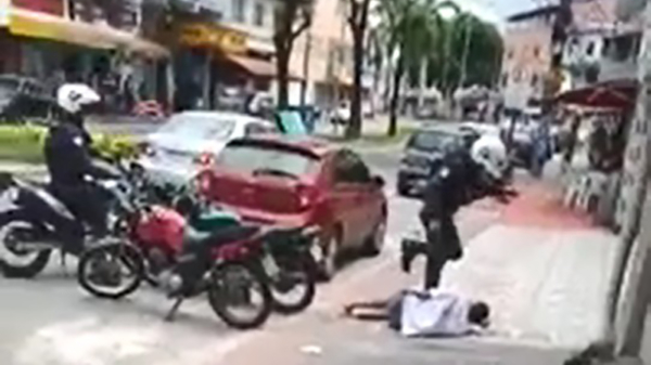 Barmhartige blonde Samaritaan helpt Braziliaanse politie een pootje tijdens achtervolging