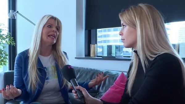 Kim Holland bereidt zich voor om seksuele voorlichting te geven op een middelbare school