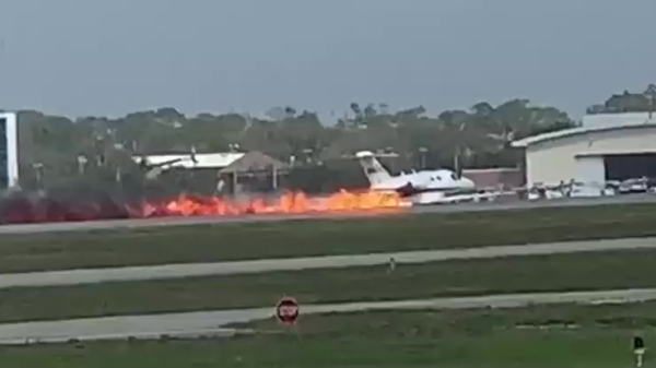 Vliegtuig in Daytona maakt vlammende landing dankzij storing in het landingsgestel