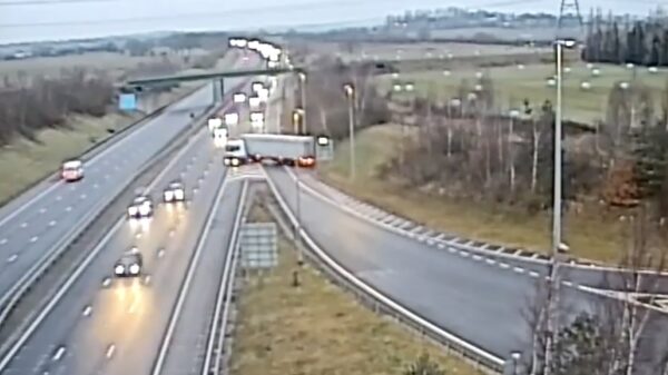 Engelse tokkiechauffeur haalt gevaarlijke stunt uit; 6 maanden brommen en 15 maanden rijontzegging