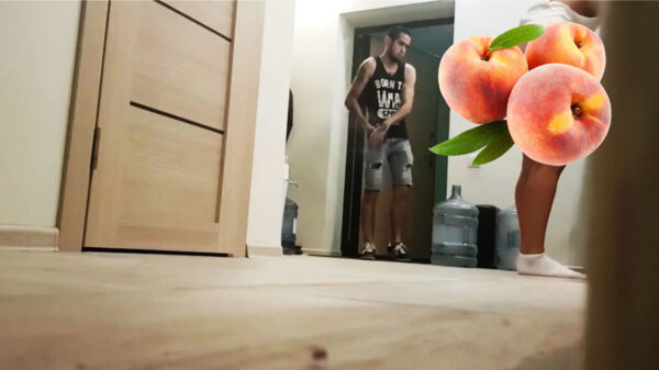 Gelukkige waterflessenbezorger wordt op een hele dikke 'fooi' getrakteerd