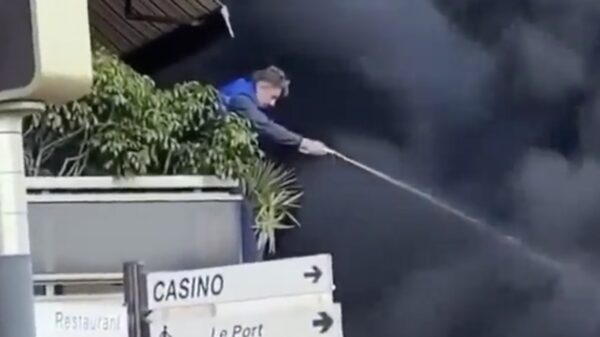 De buurman helpt wel even mee om een brandede Ferrari te blussen