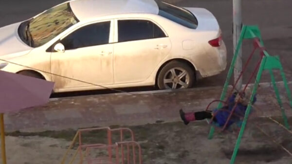 Soms heb je gewoon geen zin om met je koter naar de speeltuin te gaan