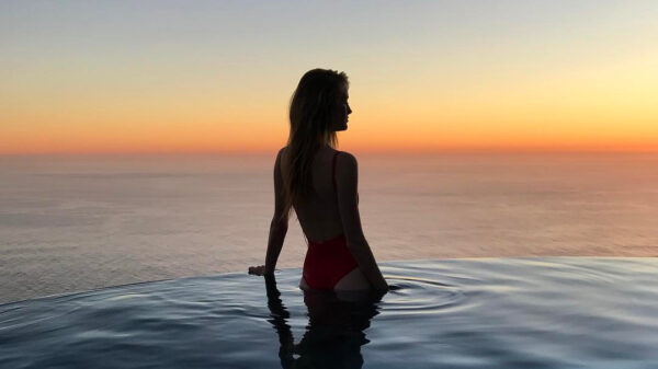 Dit is de 28 jaar jongere vriendin van DJ Tiësto en wij zijn jaloers