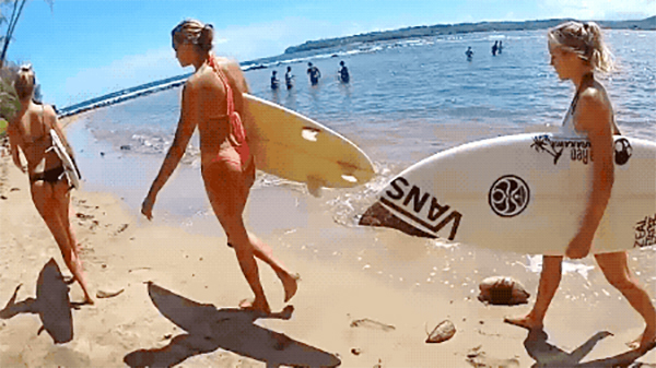 Gifdump: surfchicks zorgen voor de broodnodige vitamine D