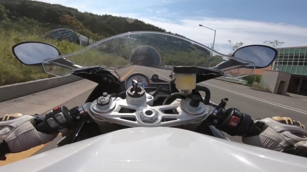 Motorrijder jankt met zijn BMW 1000RR vol door een kilometerslange tunnel