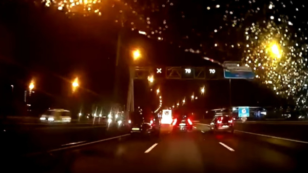 Asociale automobilist komt met idiote inhaalactie op A10 bij Amsterdam