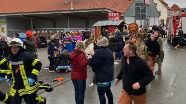 Aanslag in Duitsland: idioot rijdt in op carnavalsoptocht in Volkmarsen, 50 gewonden