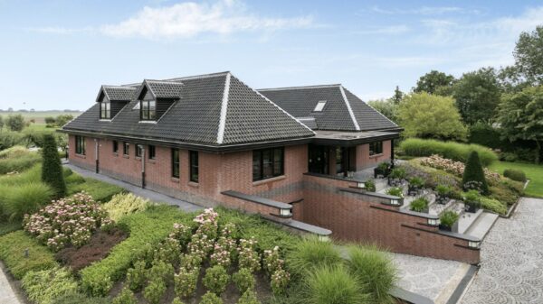 Dikke villa van 850 m² te koop voor slechts €3.250.000; inclusief eigen bar mét danspaal