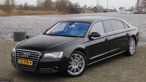Extreem grote, luxe en koninklijke Audi A8-limousine te koop voor slechts €74.800,-