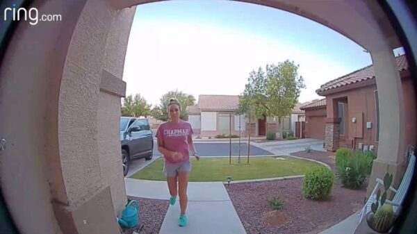 Vergeetachtige Truus rent naar binnen maar ze ziet nog iets belangrijks over het hoofd