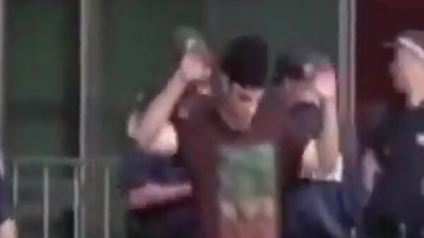 Met een flinke worst in je broek loop je zo langs de drugshonden