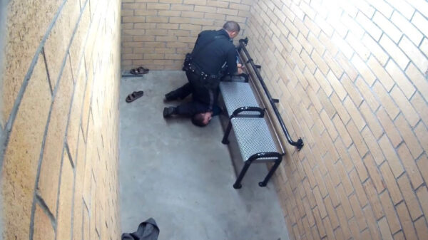 Dronken bestuurder klaagt agent aan vanwege extreem geweld in de gevangenis