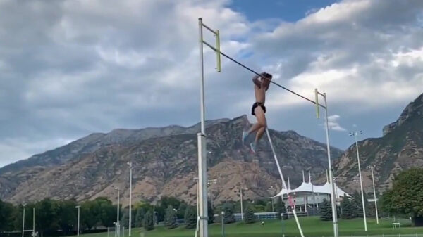 Polsstokhoogspringer krijgt uiterst pijnlijke paal in zijn zak