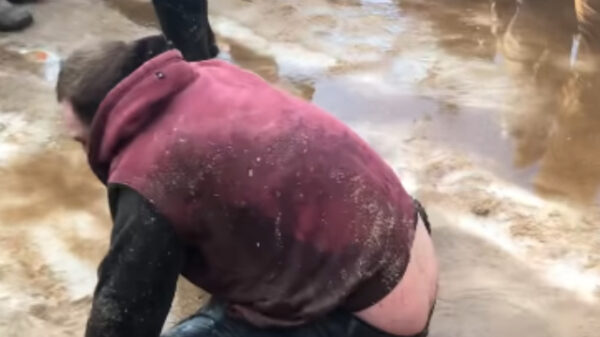 Drankbak heeft moeite met overeind blijven tijdens visfestival