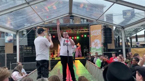 Wie doet de beste Whitney Houston imitatie?